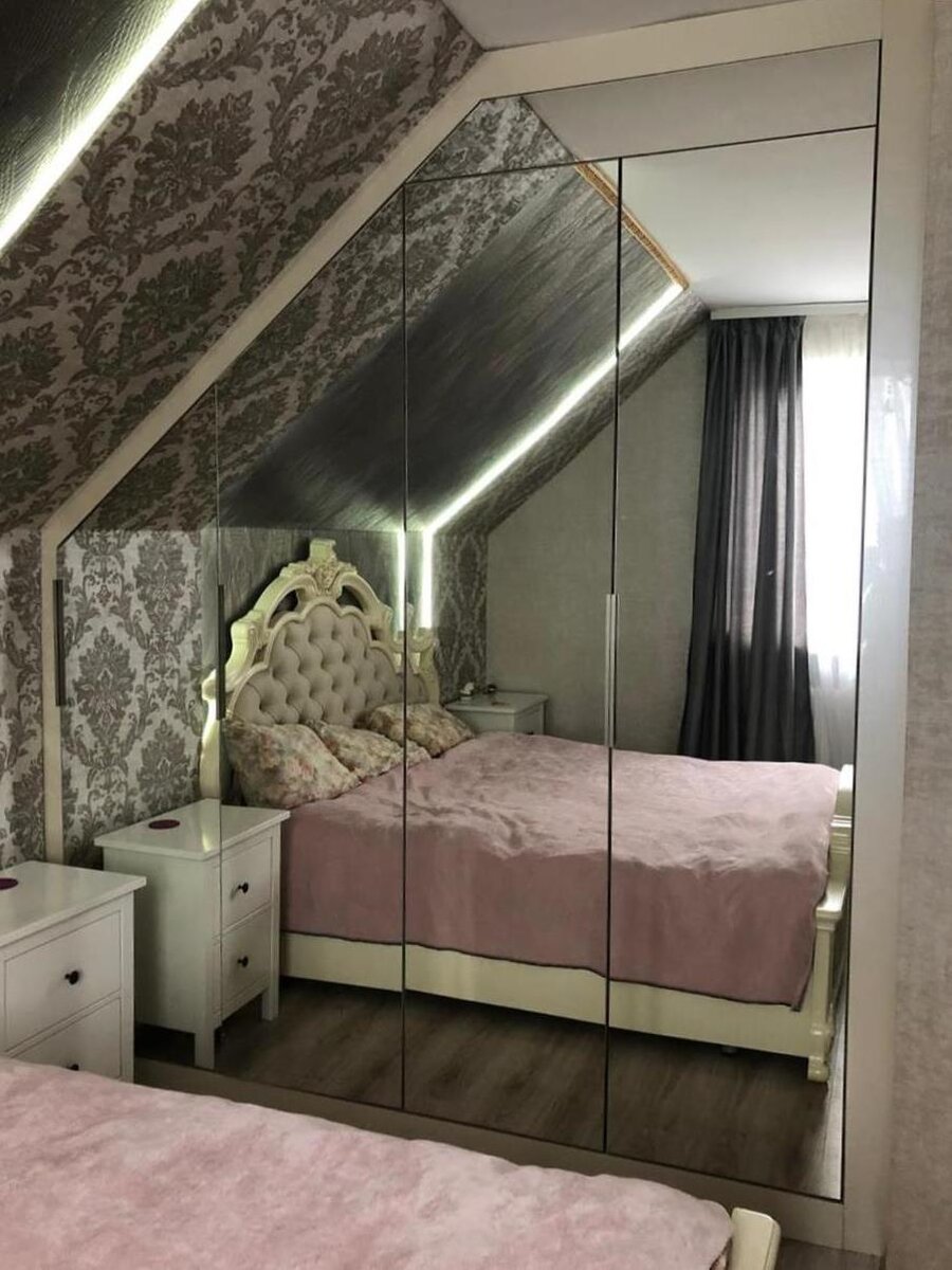 Шкаф в спальню в комнате мансардного типа