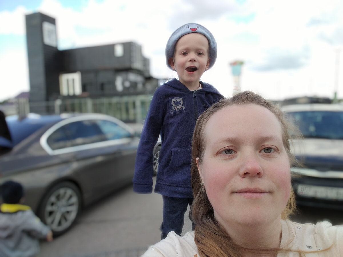 Я с сыном на станции. На заднем фоне виднеется какой-то новый музей мусора. Надеюсь, когда-нибудь расскажу и о нем