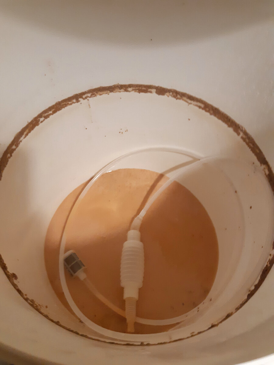 Бродильная емкость с сифоном и остатками дрожжей.