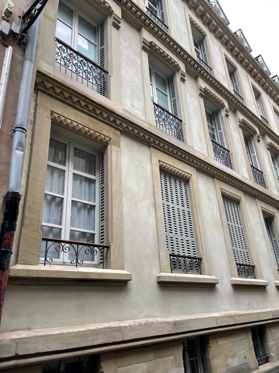 самый центр Страсбурга; фото автора. В доме помимо ставней ещё и белые занавески