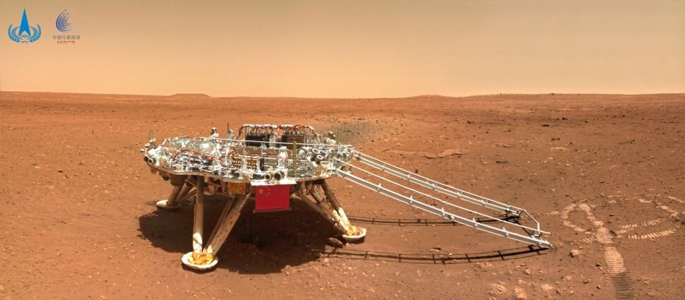 Китайский марсоход Zhurong проехался по красной планете. Достал селфи-палку. И выложил фотку в Инстаграм. На этом фото марсоход вместе со своей посадочной платформой.-2