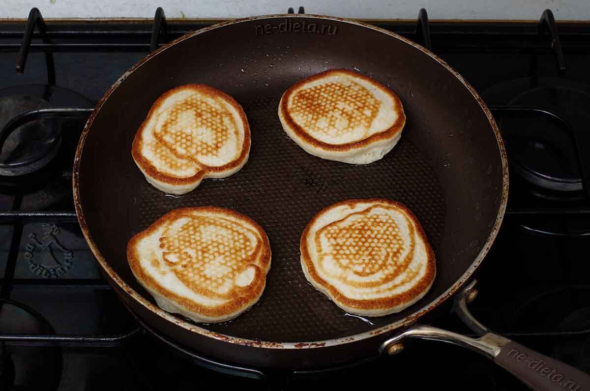 
Оладьи на кефире без дрожжей, приготовленные по этому простому рецепту, получаются настолько пышными, нежными и воздушными, что одним своим видом впечатляют, вызывают аппетит и очень радуют глаз. Эти румяные, солнечные, пышущие жаром изделия обеспечат вам прекрасный завтрак и отличное настроение для самого бодрого и продуктивного дня. Желаю вам веселой и вкусной Масленицы!