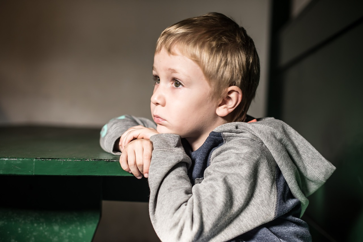 обиженный мальчик. грустный ребенок. грустный мальчик. грусть эмоция. ребенок плачет.