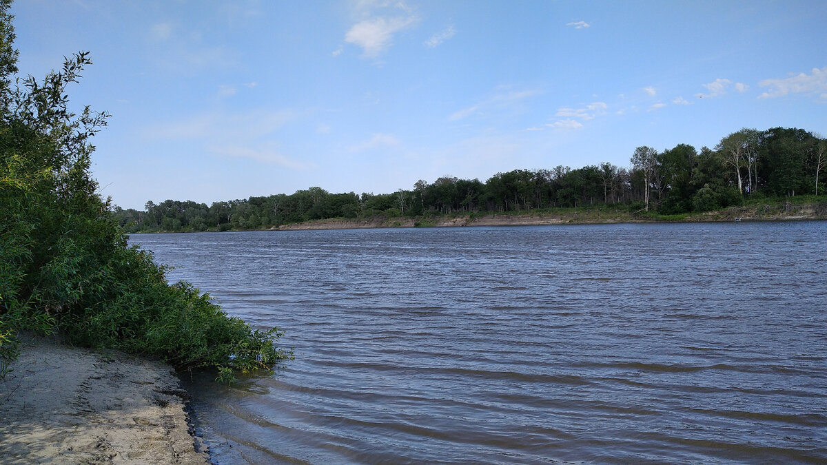 Дон кажется таким безмятежным, если не знать, что творится на берегу...