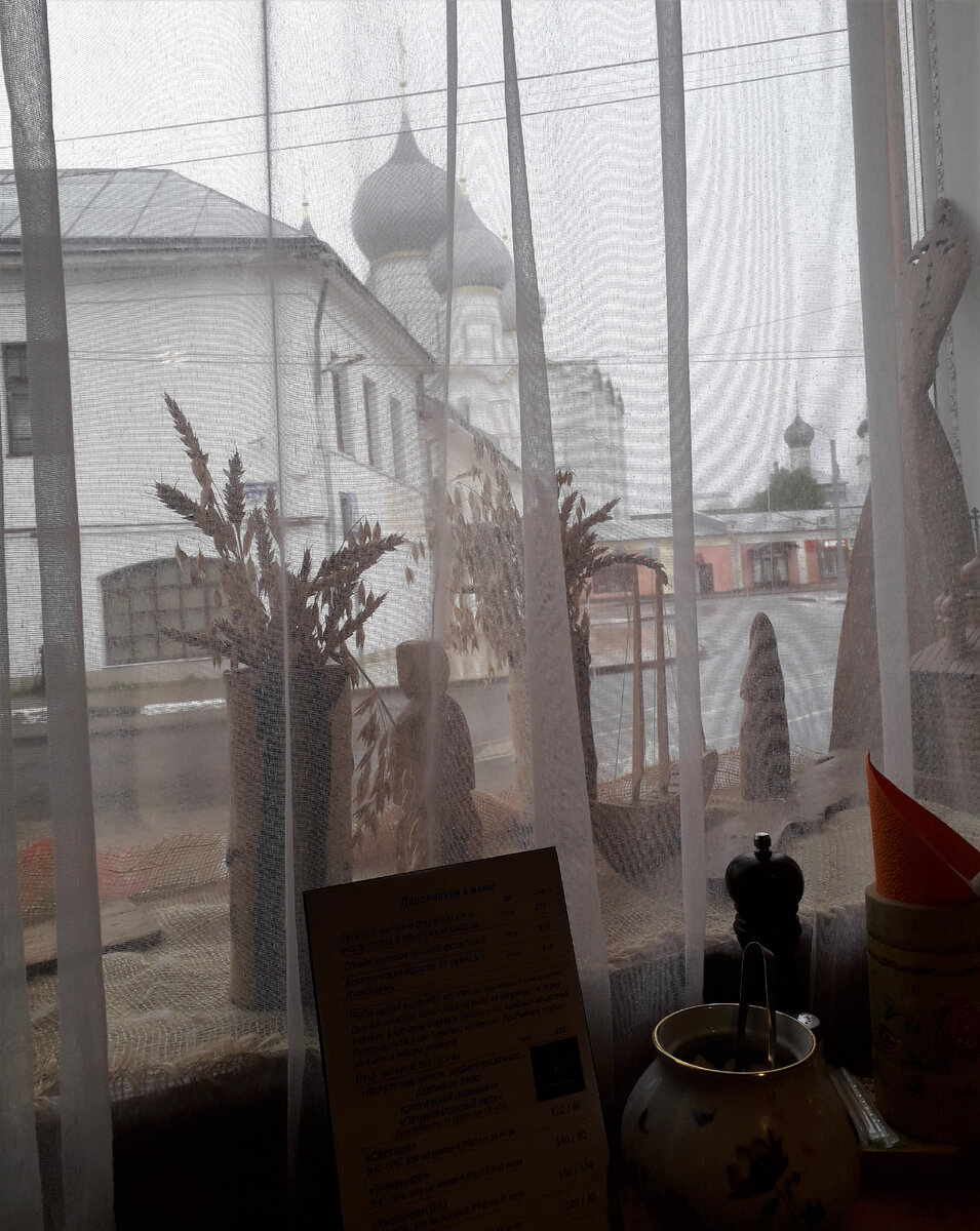 Вид на стены Кремля и Собор во время трапезы →