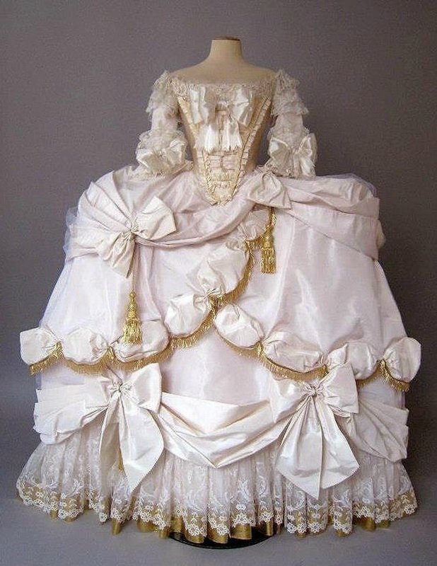 Платья эпохи Рококо. Фото с сайта Яндекс Картинки.