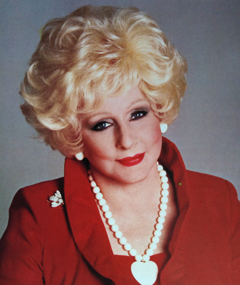 Мэри Кэй Эш с бриллиантовой брошью в виде шмеля. Фото из книги "The Mary Kay. Guide to Beauty. Discovering Your Special Look". Книга из моей личной коллекции