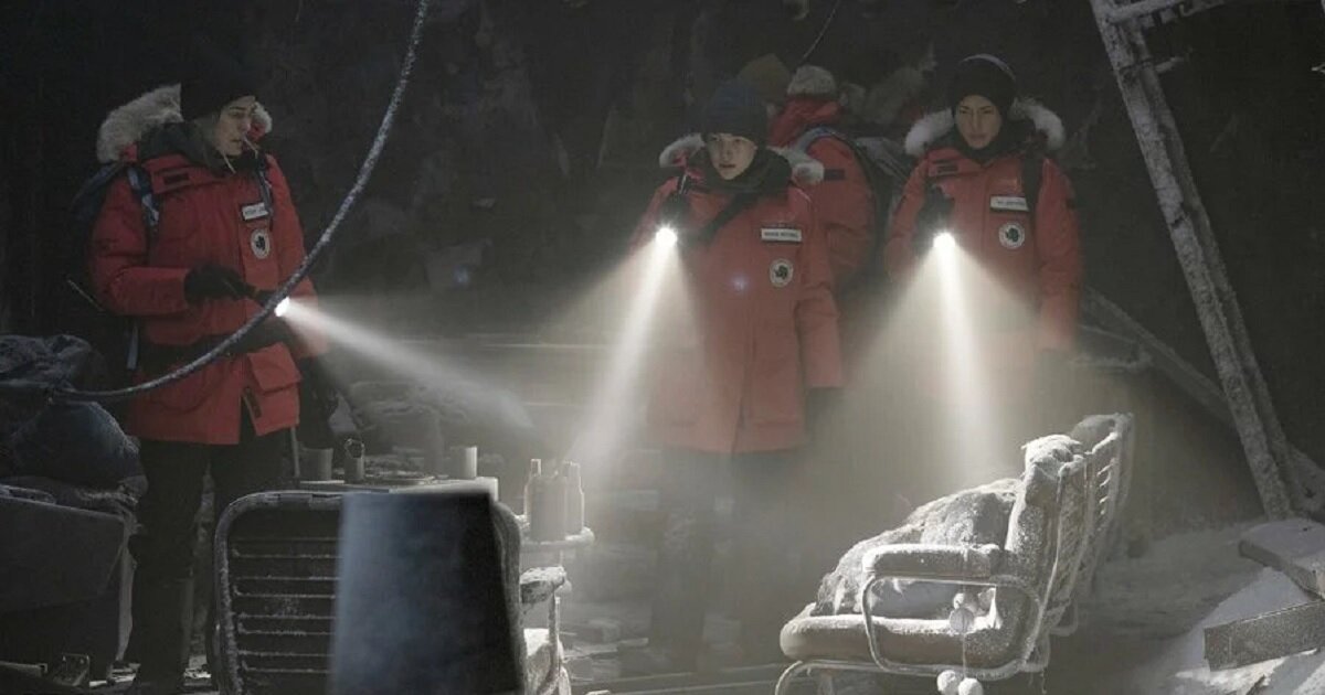 Визит на соседнюю станцию, зловещую, безлюдную и с мрачной историей - тоже, видимо, отсылка к "Нечто". Хотя у Карпентера эти сцены были повеселее. 