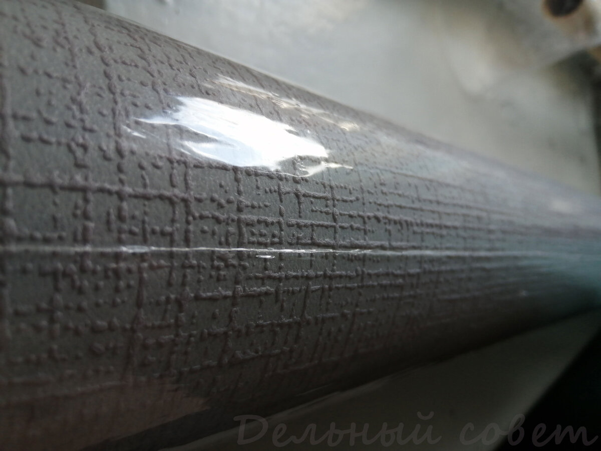 Светло розовая расцветка с небольшим рельефом (фото немного темнит)