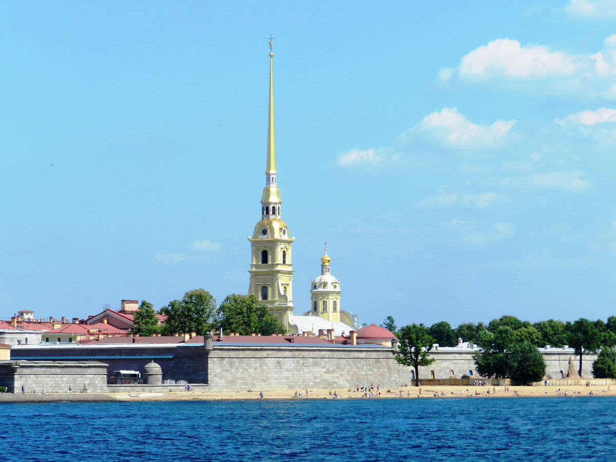 Вид на Петропавловскую крепость со стрелки Васильевского острова.