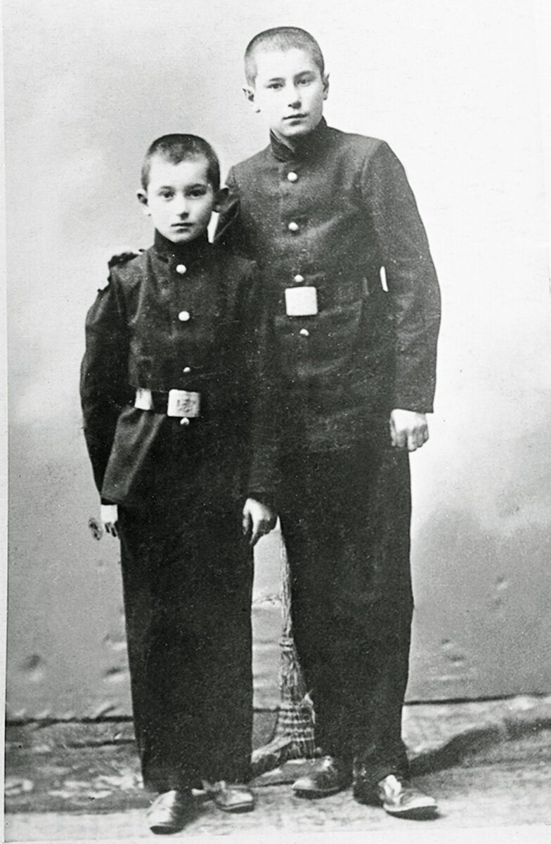 Валентин Катаев с родителями