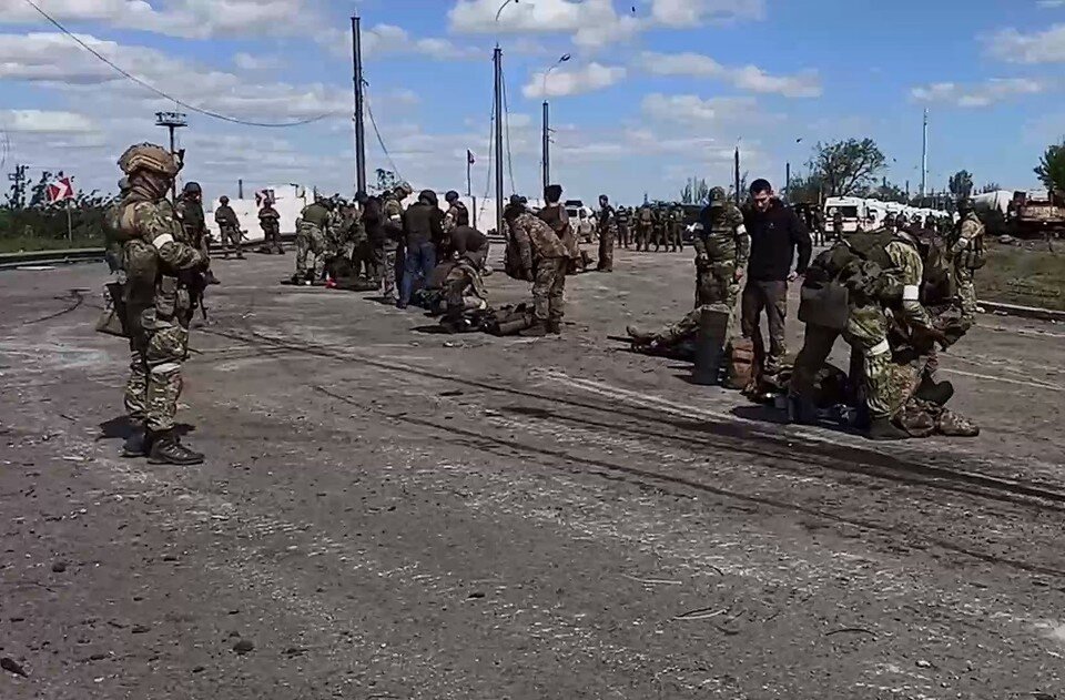     Сложивших оружие боевиков тщательно обыскали  Кадр видео