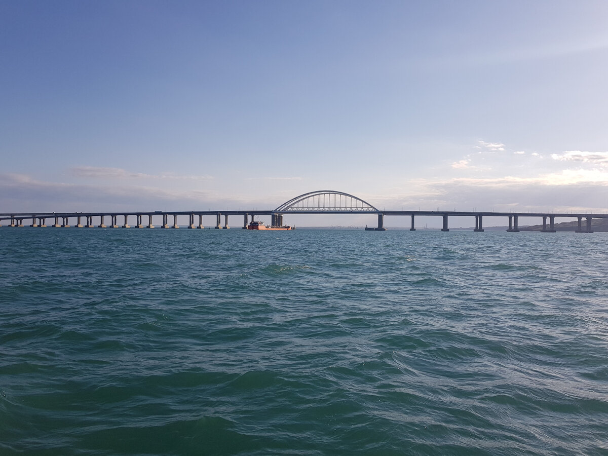 Вид на Крымский мост с катера на морской прогулке. Фото Анна Карпенко.