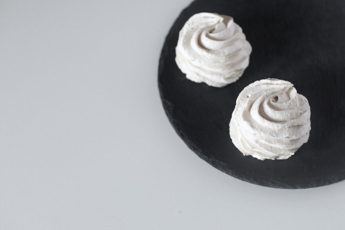 💫Глютен: польза и вред (часть 1) 
«Глютен это же вредно!»👎🏻
«Но он необходим для организма!»👍🏻

Давайте разберёмся, почему вредно и почему полезно, для кого это недопустимо и кому дарит пользу глютен?

Разбиваем эту тему на 2 поста, сегодня про пользу🤗👍🏻

❗️Глютен (пшеничная клейковина) - группа белков, содержащихся в зернах злаковых растений, особенно пшеницы, ржи, ячменя.

🌾Пшеничная клейковина оказывает огромную пользу для человеческого организма.
🔸Она содержит незаменимые аминокислоты, витамины группы B, жирорастворимые витамины, кальций и фосфор, что, в свою очередь, ведет к укреплению организма.
🔸Повышает иммунный статус.
🔸Укрепляет сердечно-сосудистую систему, улучшает показатели крови. 🔸Нормализует уровень гемоглобина.
🔸Ускоряет обмен веществ в организме.
🔸Повышает сопротивляемость организма к инфекционным заболеваниям.
🔸Способствует укреплению мышечных и костных тканей.
🔸Нормализует желудочно-кишечную деятельность.
🔸Выводит из организма шлаки и токсины.
🔸Спортсменам и людям, занимающимся тяжелой физической работой, показано употребление в пищу продуктов, в состав которых входит клейковина.

😲Чем грозит отказ от глютена здоровым людям:

🔸Безглютеновая диета повышает риск развития сердечно-сосудистых заболеваний.
🔸Люди, которые не едят глютеновые продукты, рискуют столкнуться с дефицитами железа, кальция, фолата, тиамина, рибофлавина и ниацина.
🔸Диеты с низким содержанием глютена связаны с развитием диабета 2 типа.
❗️ВАЖНО❗️
Только ваш организм может подсказать, от каких продуктов стоит отказаться. Важно прислушиваться к своим индивидуальным реакциям, а не к моде. При отсутствии соответствующего заболевания, менять свой рацион и отказываться от глютена опрометчиво.

☝🏻В следующей части мы расскажем о вреде глютена и кому он противопоказан❌

Ждёшь продолжение? Ставь лайк!🤗
———————————————-
📍сайт можнодесерт.рф
📍кондитерская на Доценко 80, на Советской 12
📍Директ, WA +7 960 886-29-58