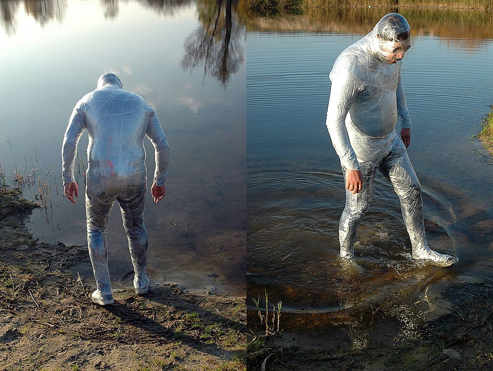 Парень выходит из воды