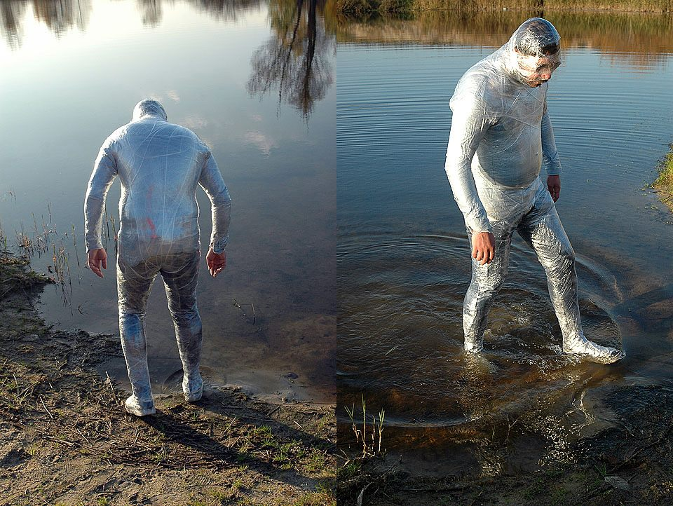 Рыбалка в холодной воде. Человек Замотанный в пленку. Гидрокостюм из пленки. Гидрокостюм прикол.