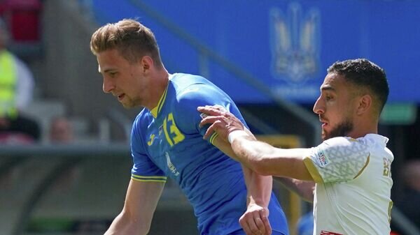    Защитник сборной Украины по футболу Илья Забарный в матче с Арменией© AFP 2022 / JANEK SKARZYNSKI