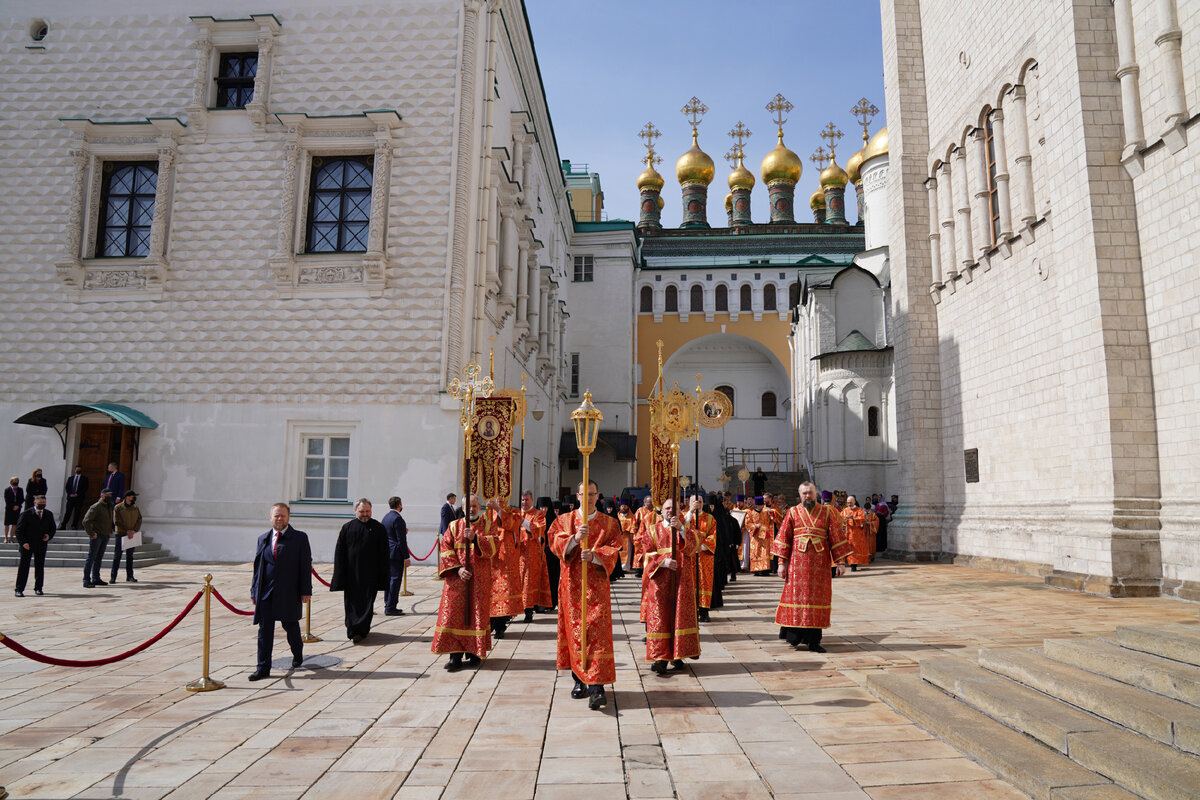 Крестный ход в Успенском соборе Кремля. Фото Сергея Власова. Источник: https://foto.patriarchia.ru/news/patriarshee-sluzhenie-v-kanun-velikoy-subboty-v-khrame-khrista-spasitelya-2022-04-22/