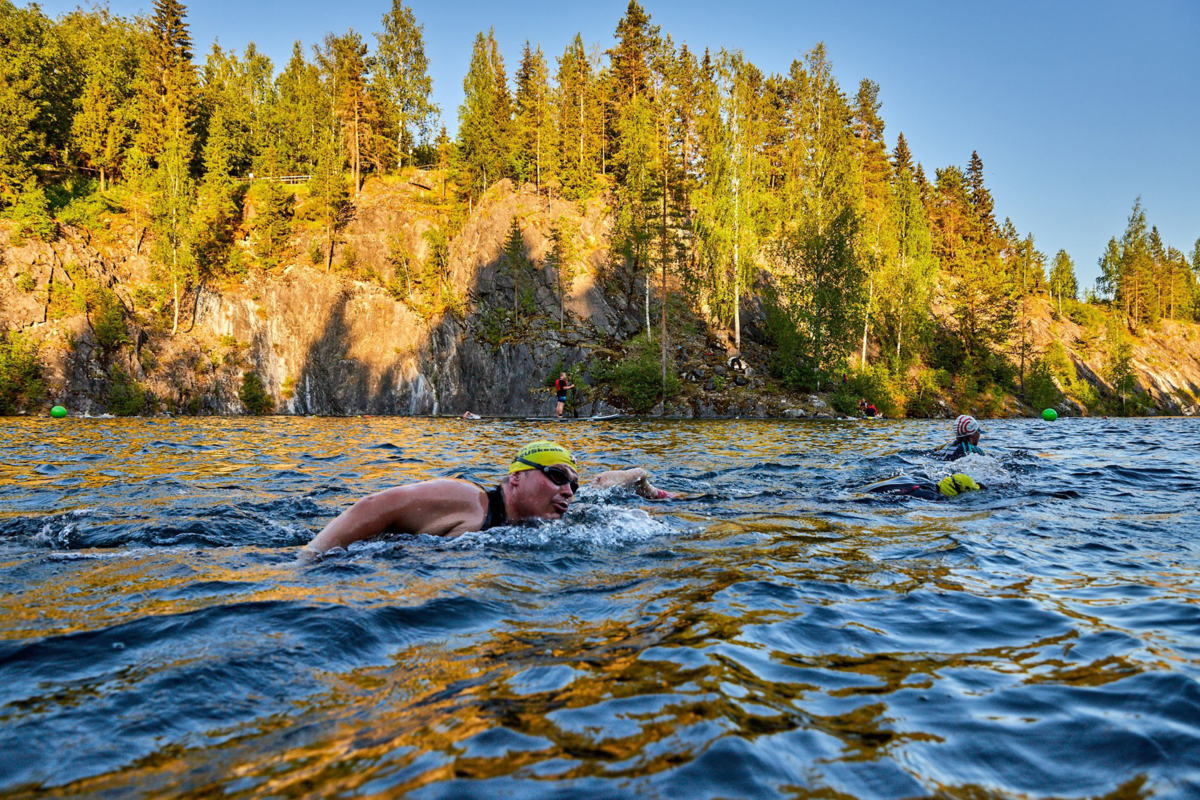 Фотография с заплыва на открытой воде в Рускеале. Для свимрана организаторы любят подбирать похожие локации - суровая природа, холодная вода, скалистые берега, бег с набором высоты, комары и мошкара в качестве сопровождения