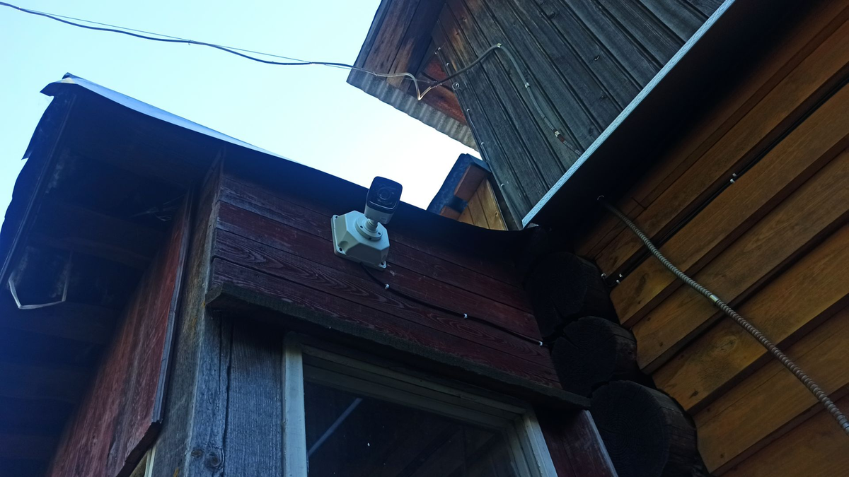 Каждая камера отслеживает свой участок территории.  