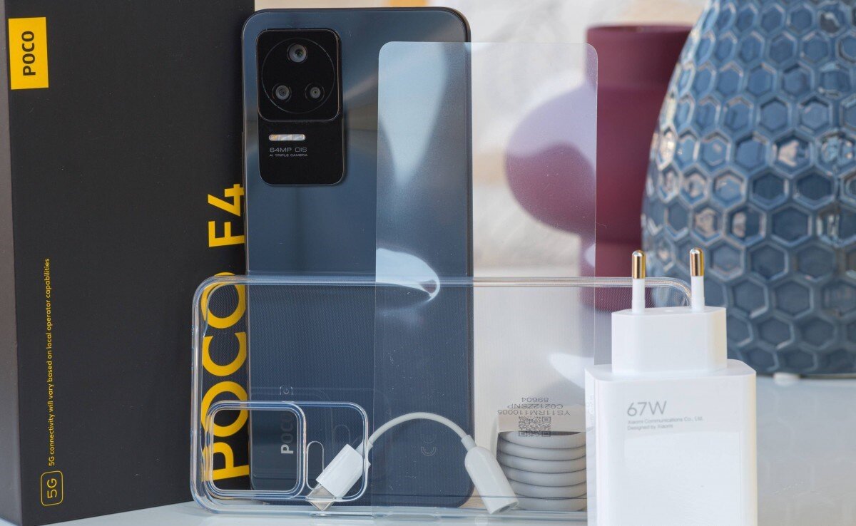    У Poco F4, единственного из троицы, нет аудиоразъёма, но производитель положил в коробку переходник с USB-C на 3,5-мм. Фото: gsmarena.com