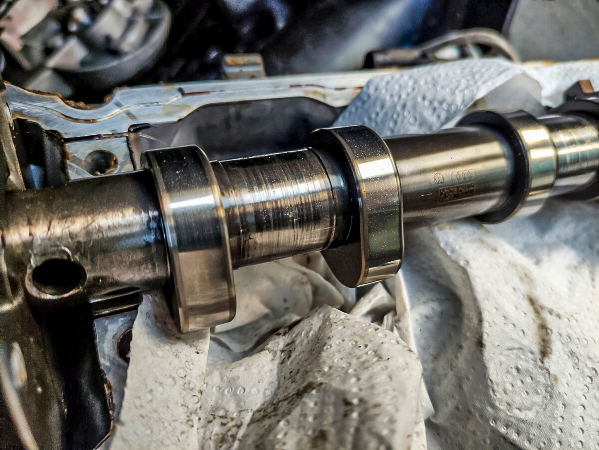 А так выглядит распредвал после езды в 200км без давления масла, восстановлению не подлежит