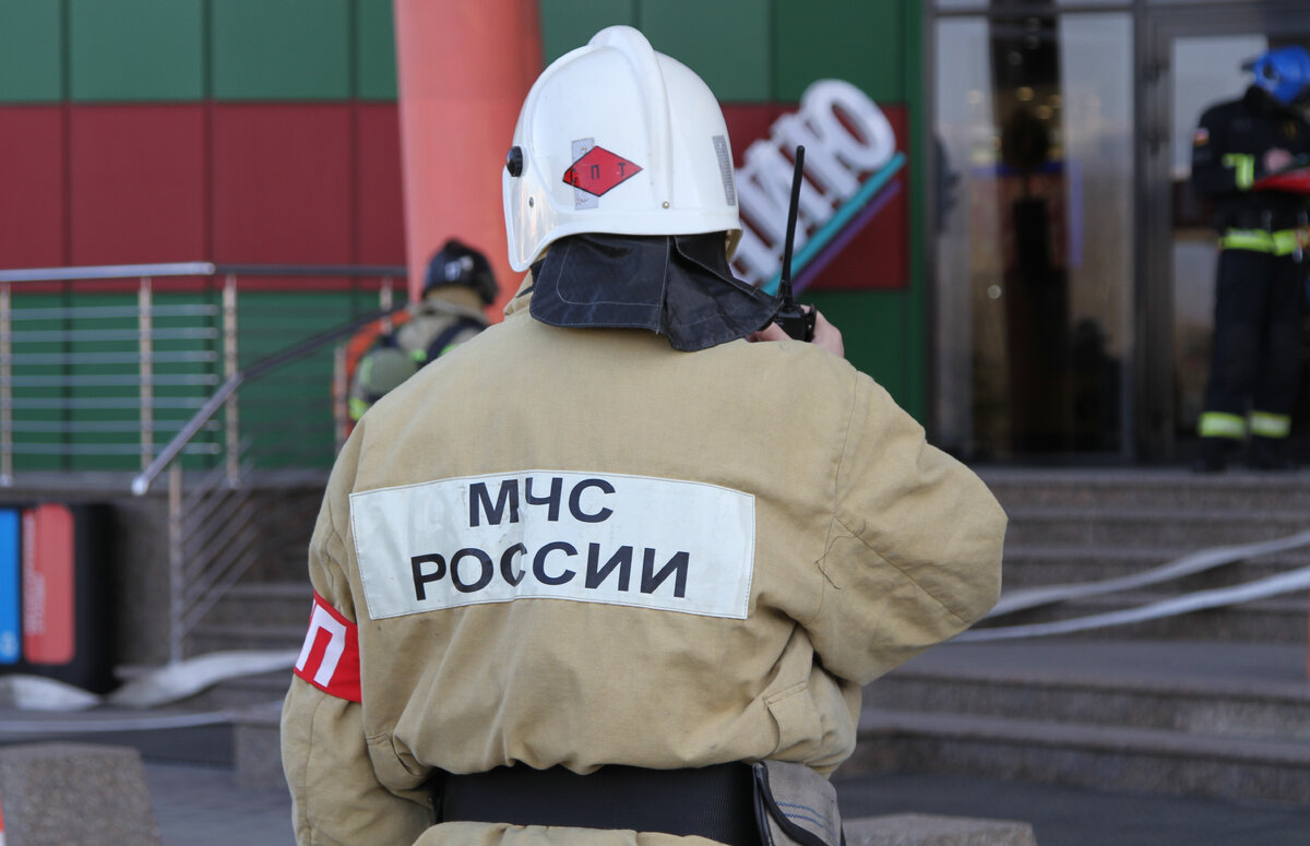 Проект соответствующего приказа размещен на официальном портале проектов нормативных правовых актов regulation.gov.ru. 
Его разработчиками предлагается определить основные принципы организации и осуществления деятельности по эксплуатации средств индивидуальной защиты органов дыхания и зрения, а также их применению при тушении пожаров и проведении аварийно-спасательных работ.

Как известно, свою работу пожарные выполняют в сложнейших условиях, в непригодной для дыхания среде: среди опасных факторов пожара – повышенная концентрация токсичных продуктов горения и термического разложения, пониженная концентрация кислорода, снижение видимости в дыму, токсичные вещества и материалы. При этом защитить здоровье и жизнь самих огнеборцев могут средства индивидуальной защиты.

Актуальность разработанных Правил обусловлена необходимостью регулирования деятельности по использованию средства индивидуальной защиты органов дыхания и зрения всеми видами пожарной охраны. Документом определяются условия для безопасного использования огнеборцами таких средств при тушении пожаров и проведению аварийно-спасательных работ.

Принятие новых правил повлечет отмену аналогичного приказа ведомства, зарегистрированного в Минюсте России в 2013 году.