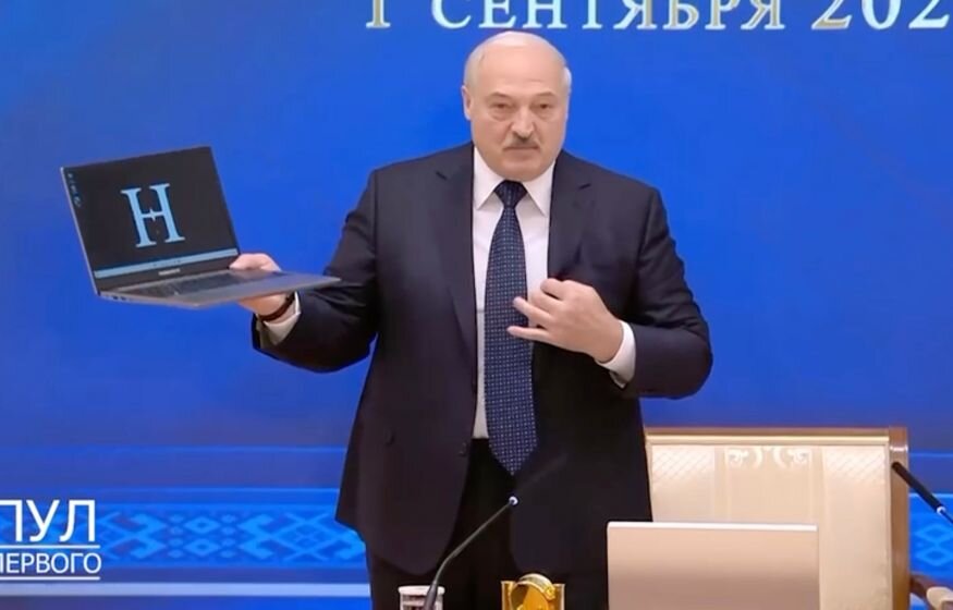    «Наши умные люди»: Лукашенко показал первый белорусский ноутбук, в котором лишь 12% белорусского