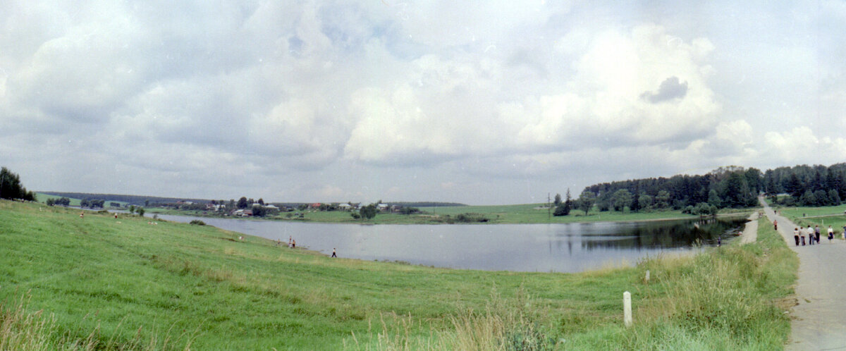 Речка Ликова в Пыхтине, 1980-е (фото: pastvu.com)