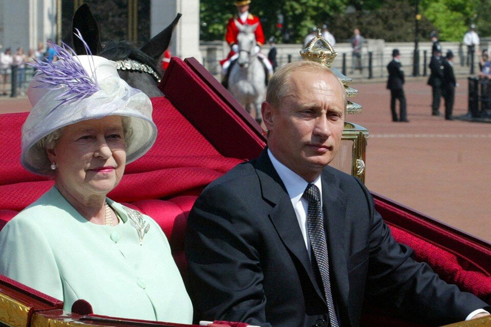     Ее Величество и президент России Владимир Путин в королевской карете. Глава российского государства побывал с официальным визитом в Лондоне в 2003 году.  REUTERS