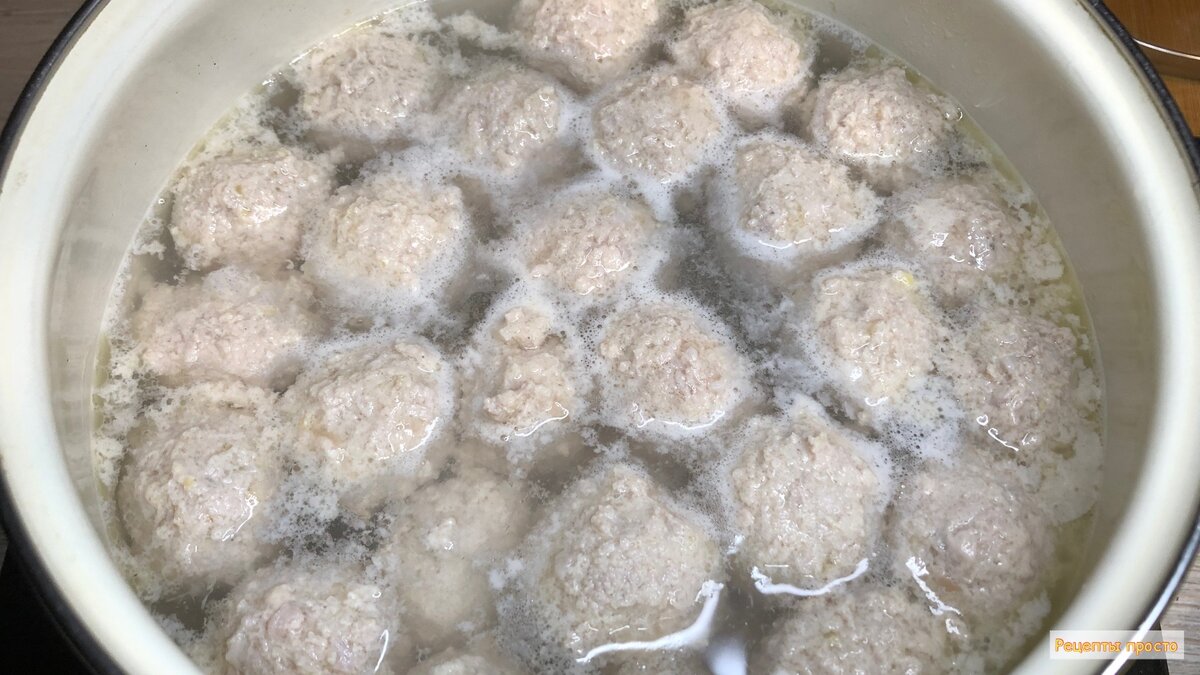 Варю фрикадельки.