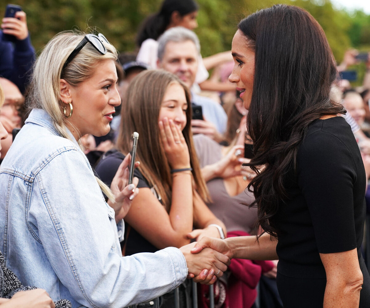     «Герцогиня мне не платила!»: поклонницу Меган Маркл затравили после трогательного видео с ней
