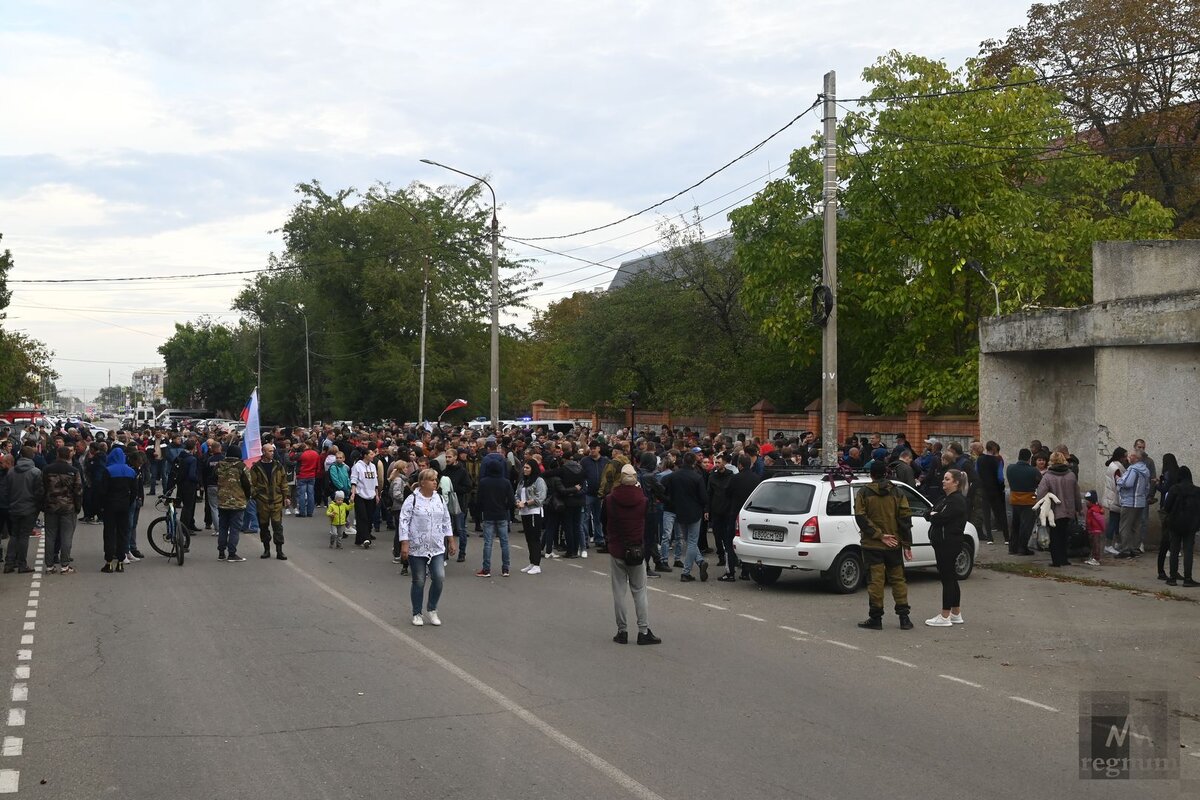    «Мы ждём вас с победой!» – на Ставрополье проводили группу мобилизованных Александр Погожев © ИА REGNUM