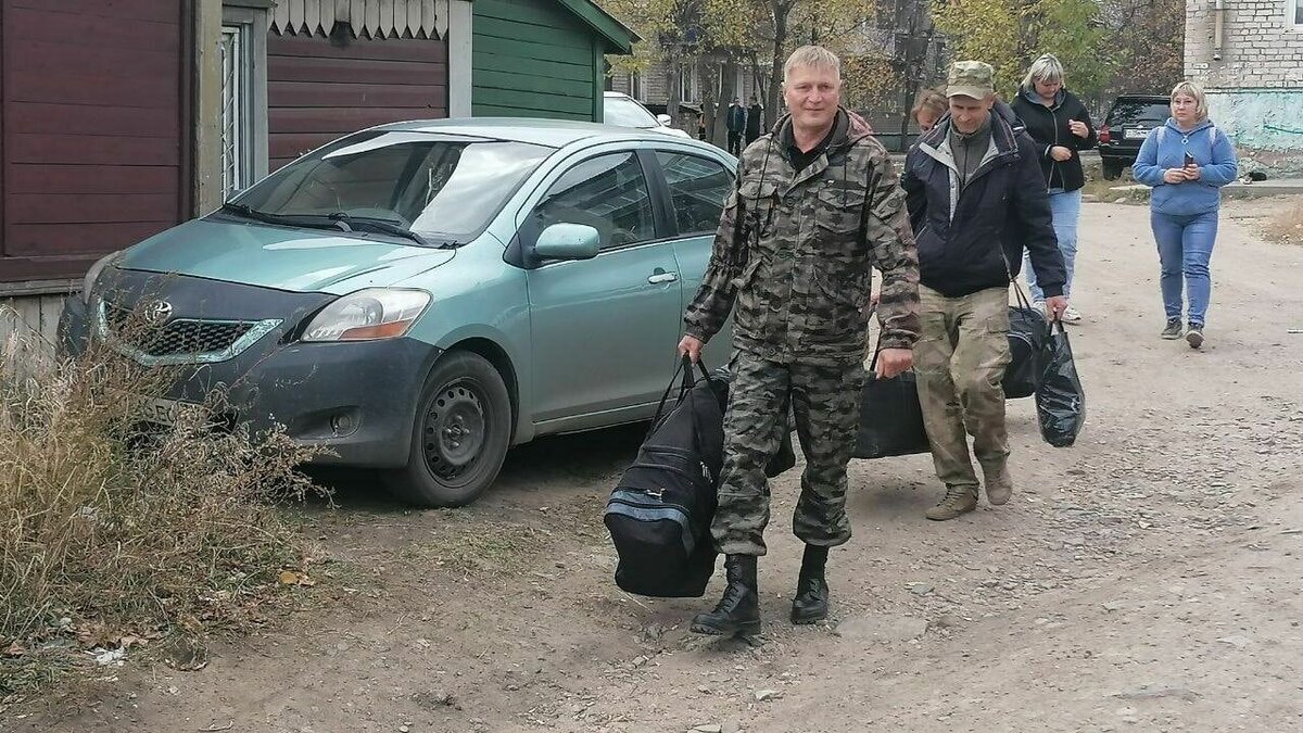     Глава Бады Сергей Верхотуров был мобилизован, депутата Гордумы Читы после разбирательств отправили домой.