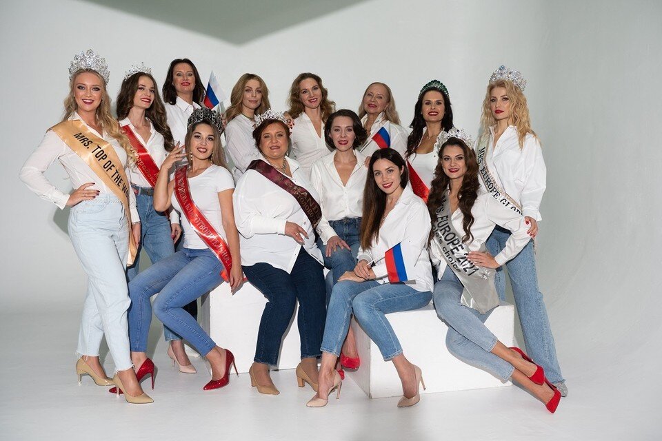     Девушки собрались, чтобы поддержать российских военных Юлия ПЫХАЛОВА