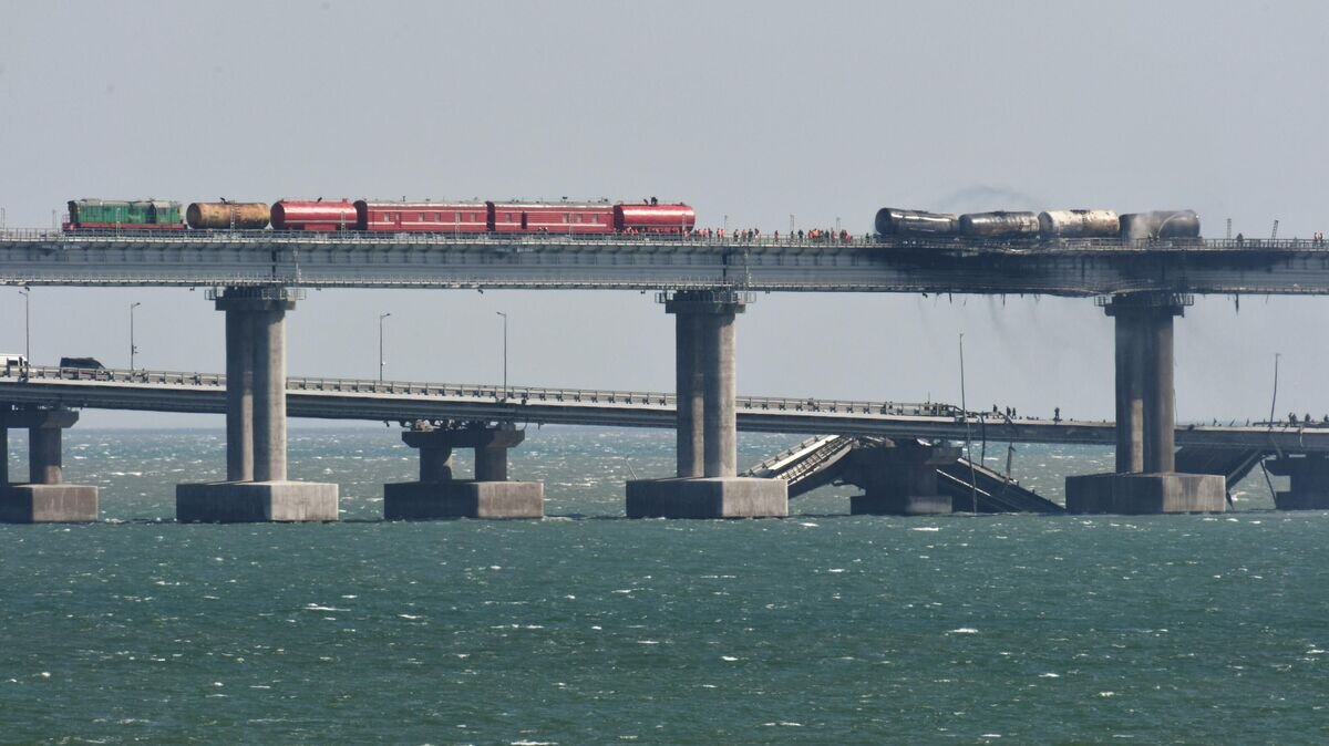    Железнодорожные составы с цистернами на Крымском мосту© РИА Новости / Константин Михальчевский