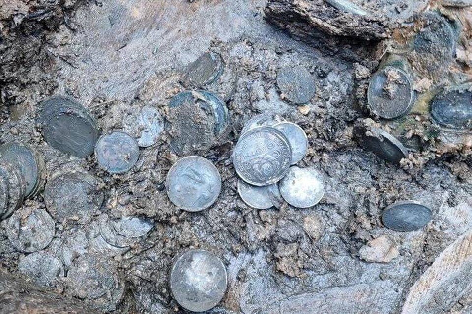     Более 150 серебряных монет нашли в центре Перми
