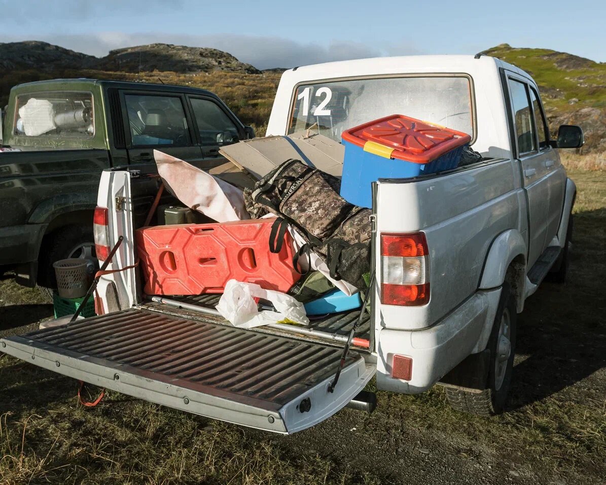 «Мы возьмем мишку, куклу, вот эту машинку, костюм лисички, конструктор, замок для кукол и мячи!»
