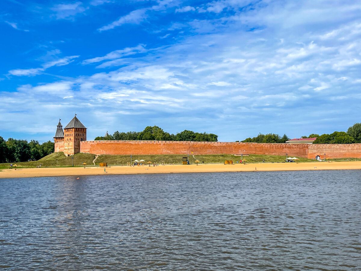 Новгородский детинец с Волхва