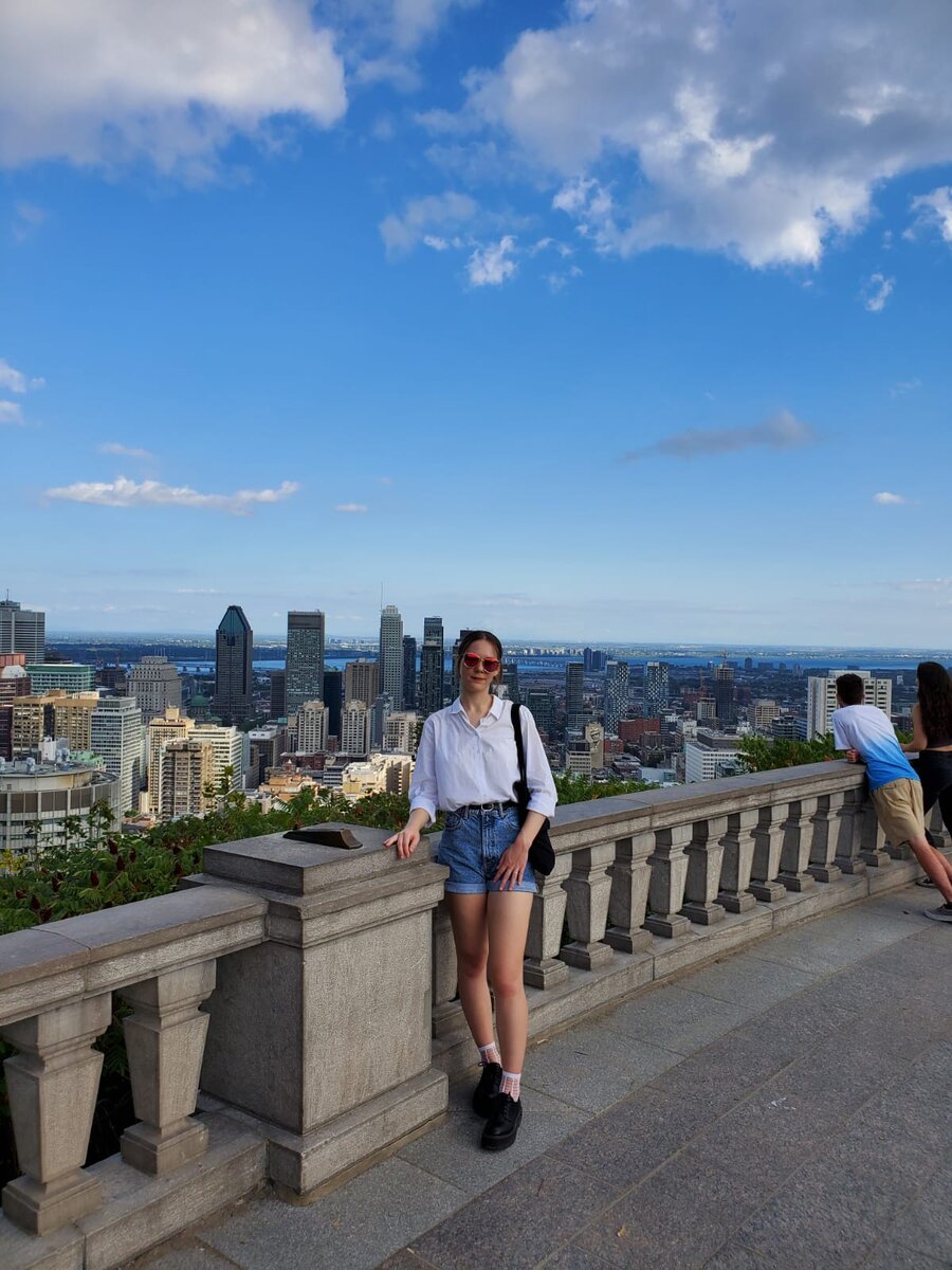 Вид на центр города Монреаль на смотровой площадке Mont-Royal.