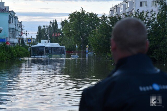    МЧС спасает пострадавших от наводнения людей Александр Полегенько © ИА REGNUM