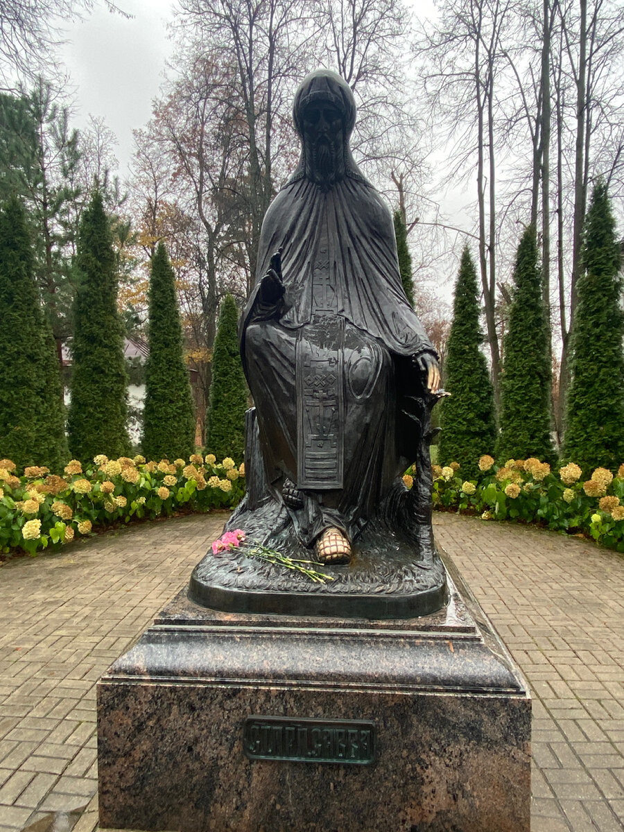Памятник Савве Сторожевскому перед монастырём | Личное фото