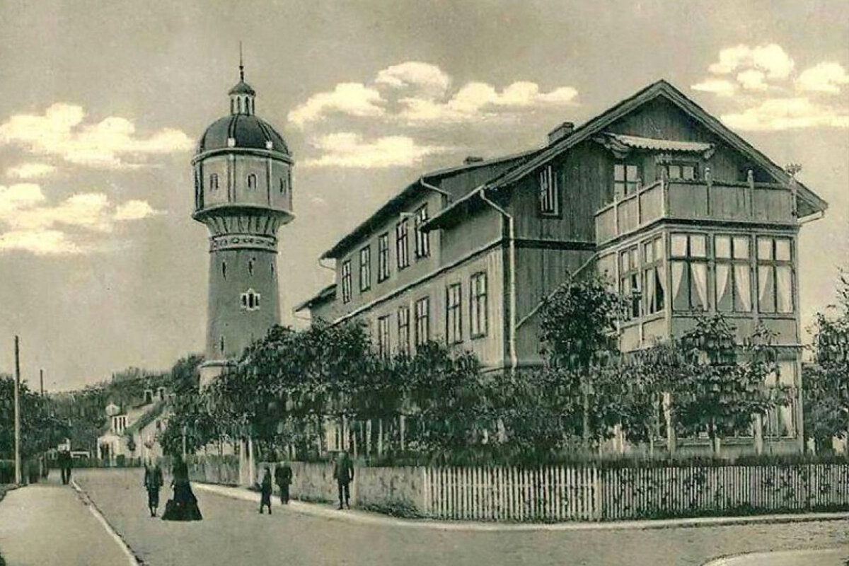 Историческая фотография водонапорной башни. Фотография с сайта volnanews.ru