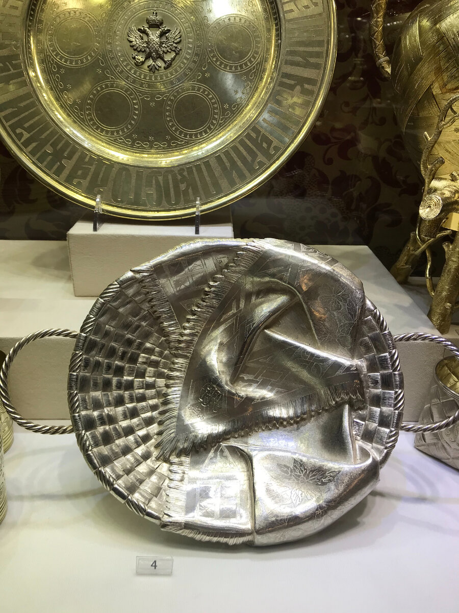 Сахарница. Серебро. Чеканка, гравировка. Мастер Герасим Лоскутов, 1885 г.