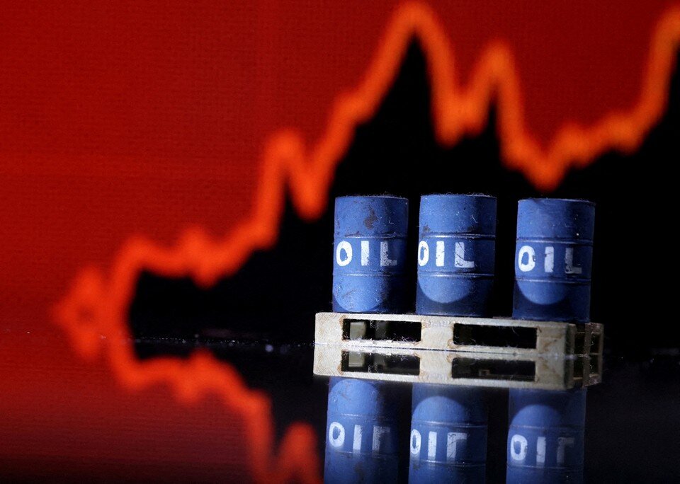     Французы ищут способ убедить Россию продавать нефть с соблюдением потолка цен  REUTERS