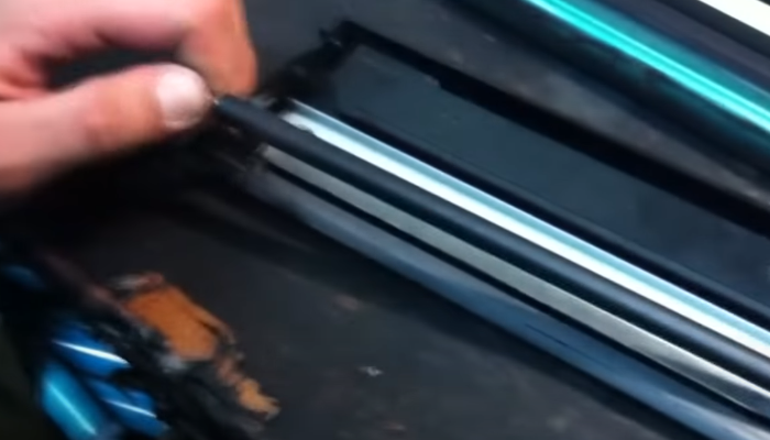 Фото 11. Устанавливаем очищенный ролик заряда на место