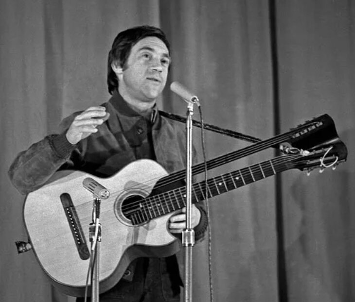 В.С. Высоцкий и двух грифовая гитара. Вторым грифом он никогда не пользовался.