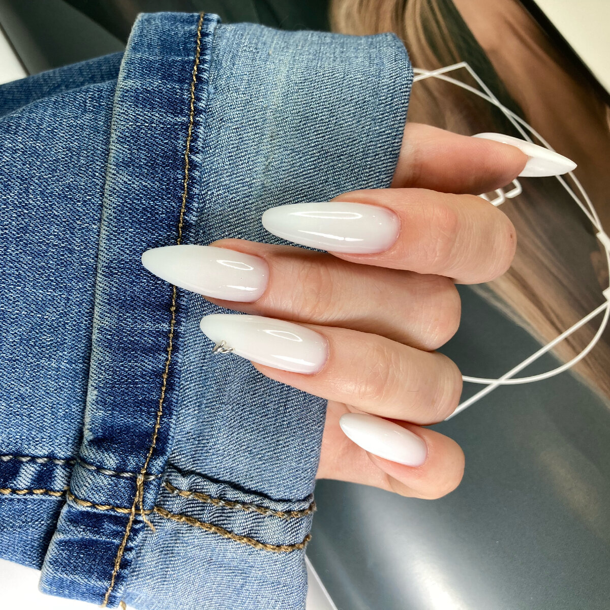 Наращенные ногти на бумажные шаблоны белым гелем, форма классический миндаль