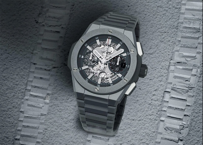 Часы Hublot Big Bang Integrated Grey Ceramic в 42 мм корпусе из керамики со скелетонизированным циферблатом с хронографом Flyback и индикатором даты