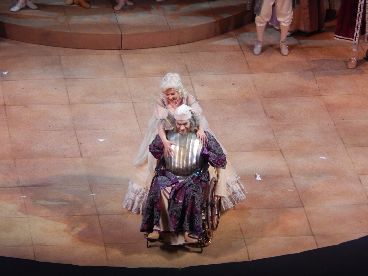 Норина вывозит на поклоны Дона Паскуале
